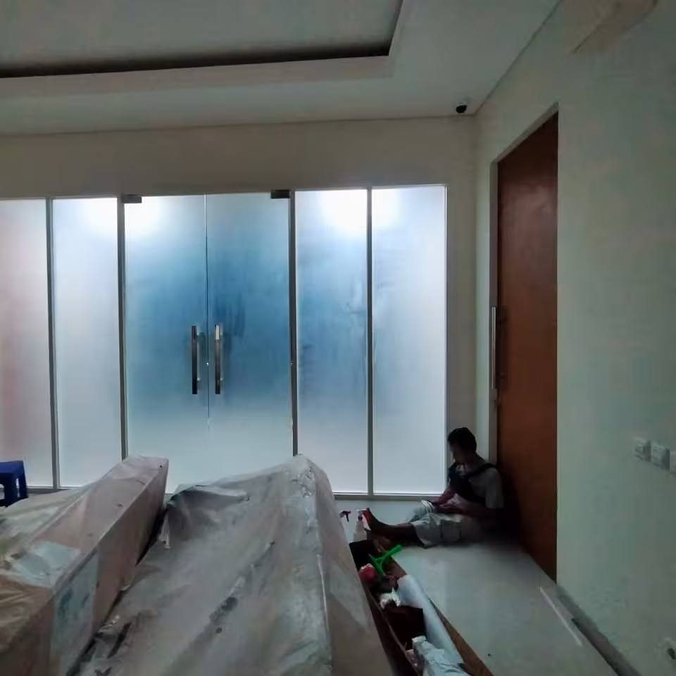 Pemasangan kaca film gedung