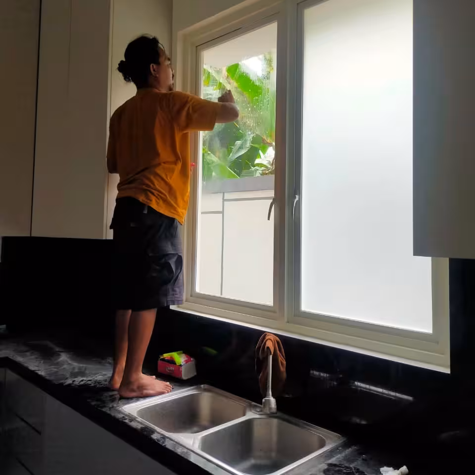Pemasangan kaca dapur