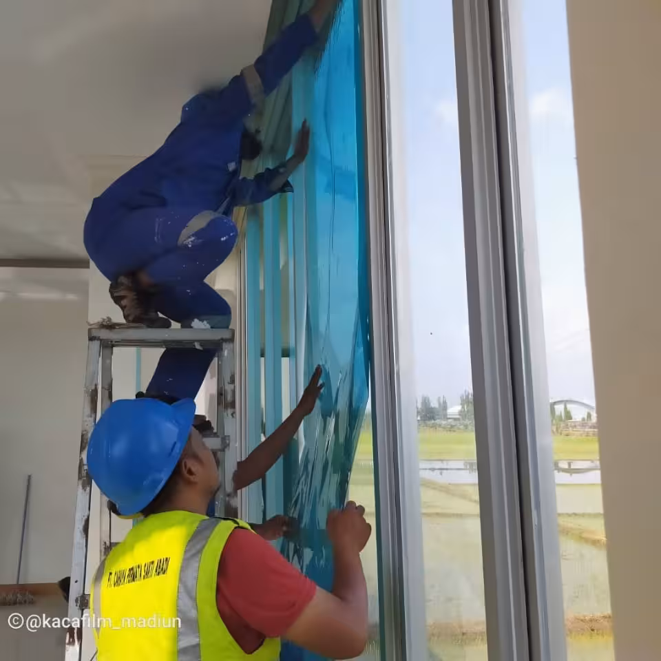 Pemasangan kaca film kantor