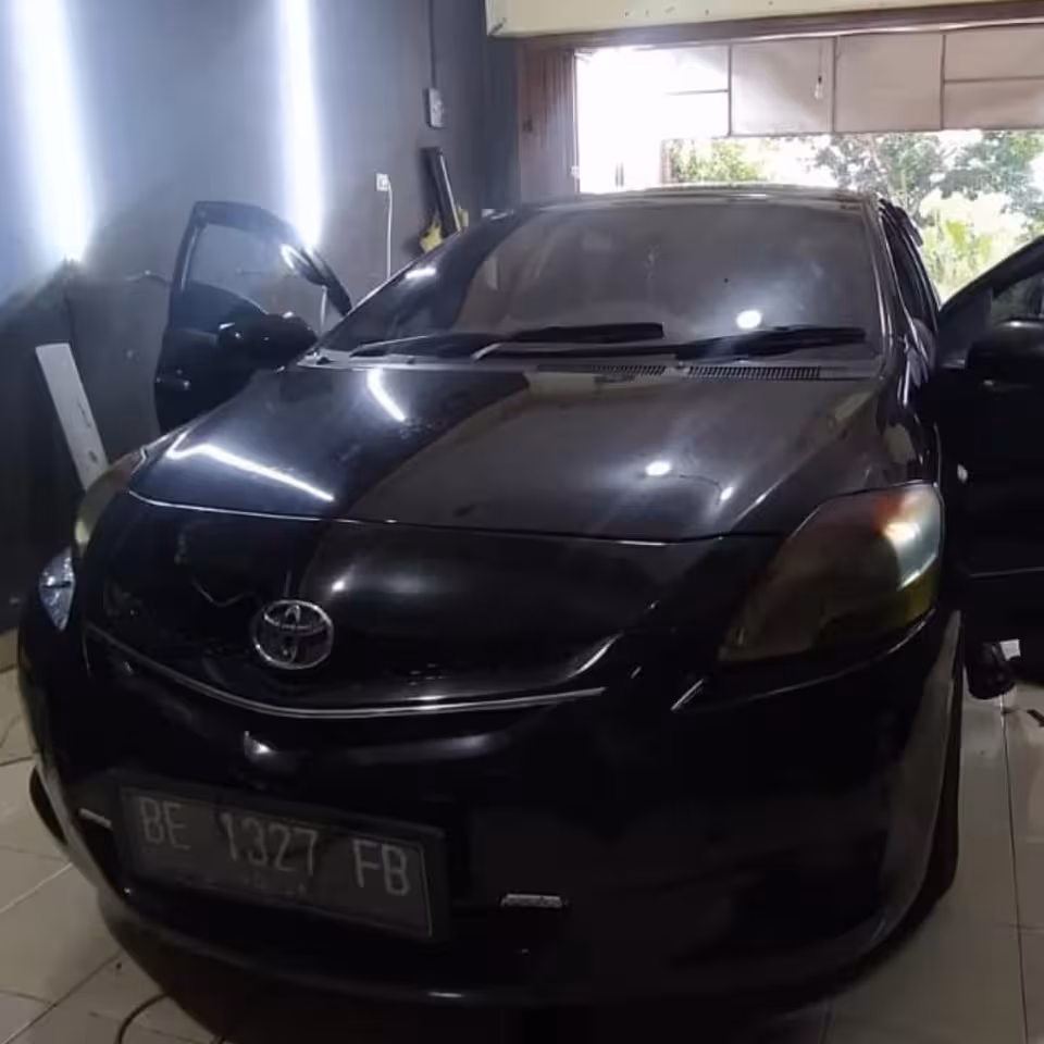 Pemasangan kaca film mobil
