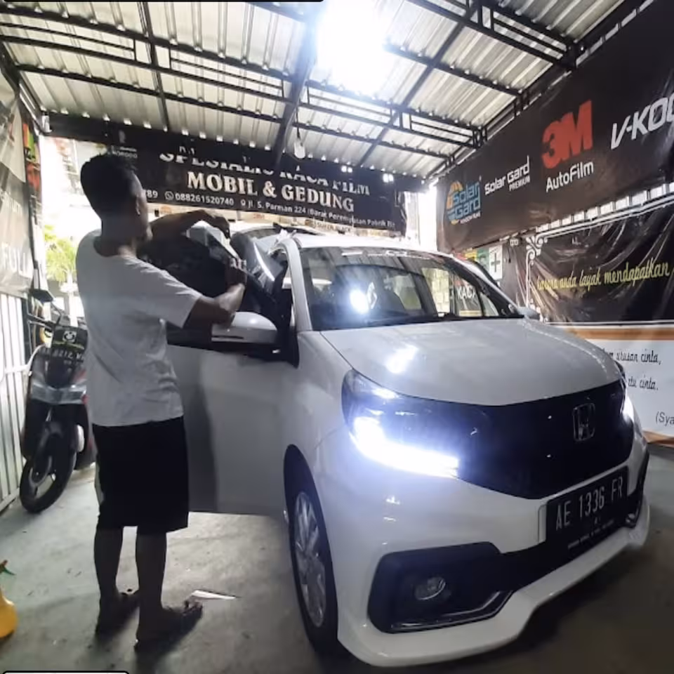 Pemasangan kaca film premium