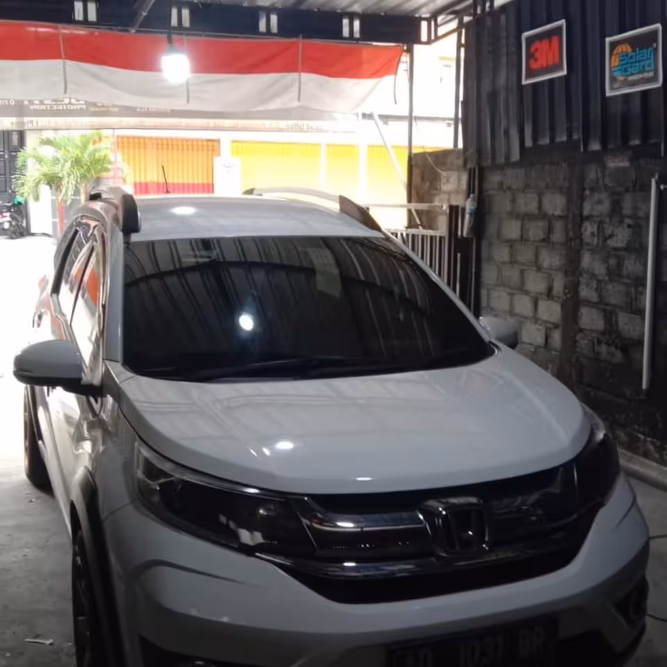 Pemasangan kaca film bisnis